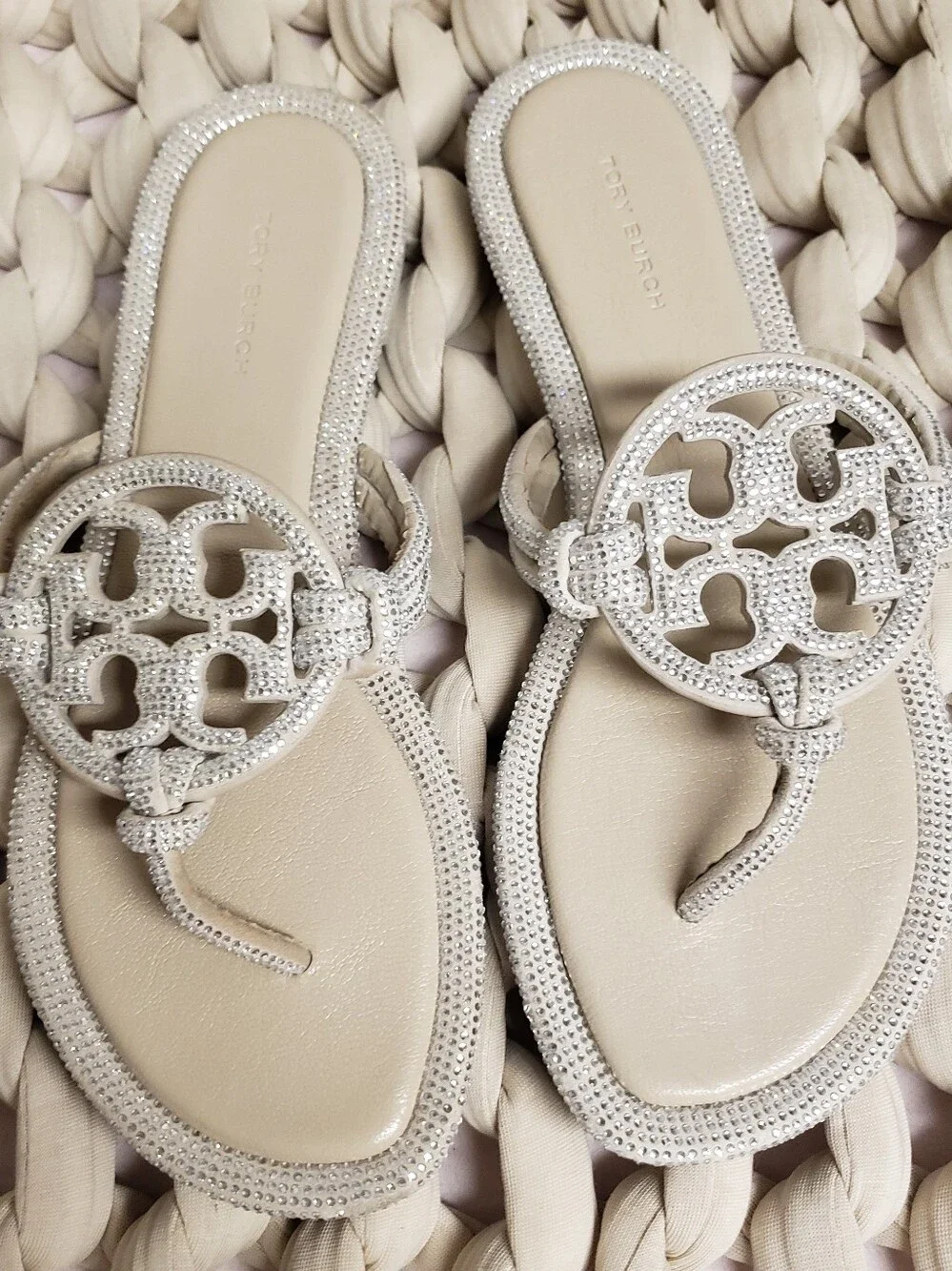 Toey burch Miller Knottef pave thong  sandal stone grey